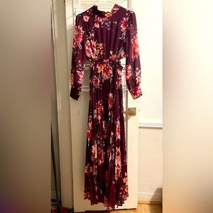 Gorgeous burgundy maxi dress with floral pattern. Brand: Vici. Size: XS.